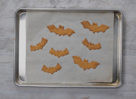 Asiago Bat Crackers